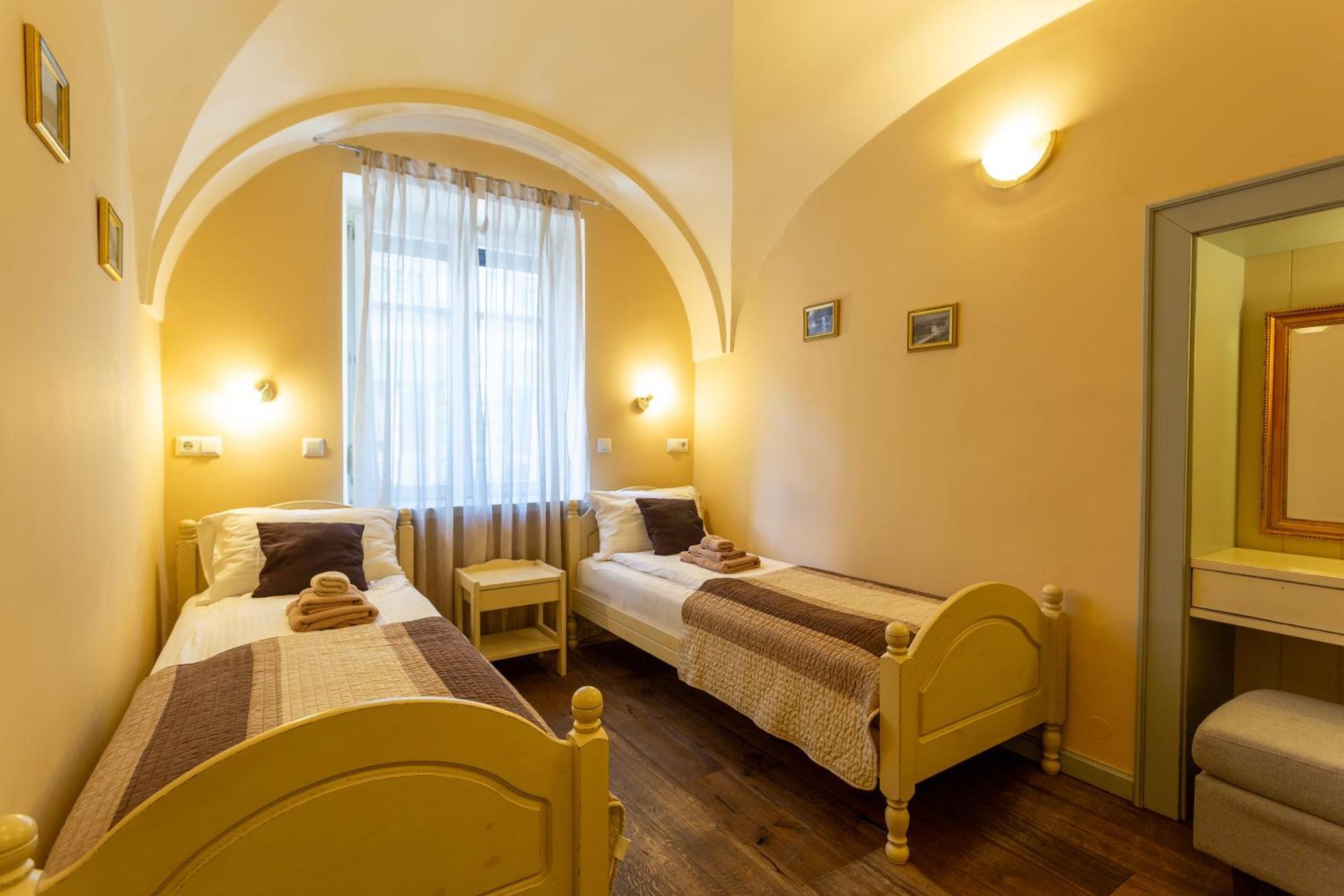 Patrick'S Pub Hotel Maribor Exterior photo