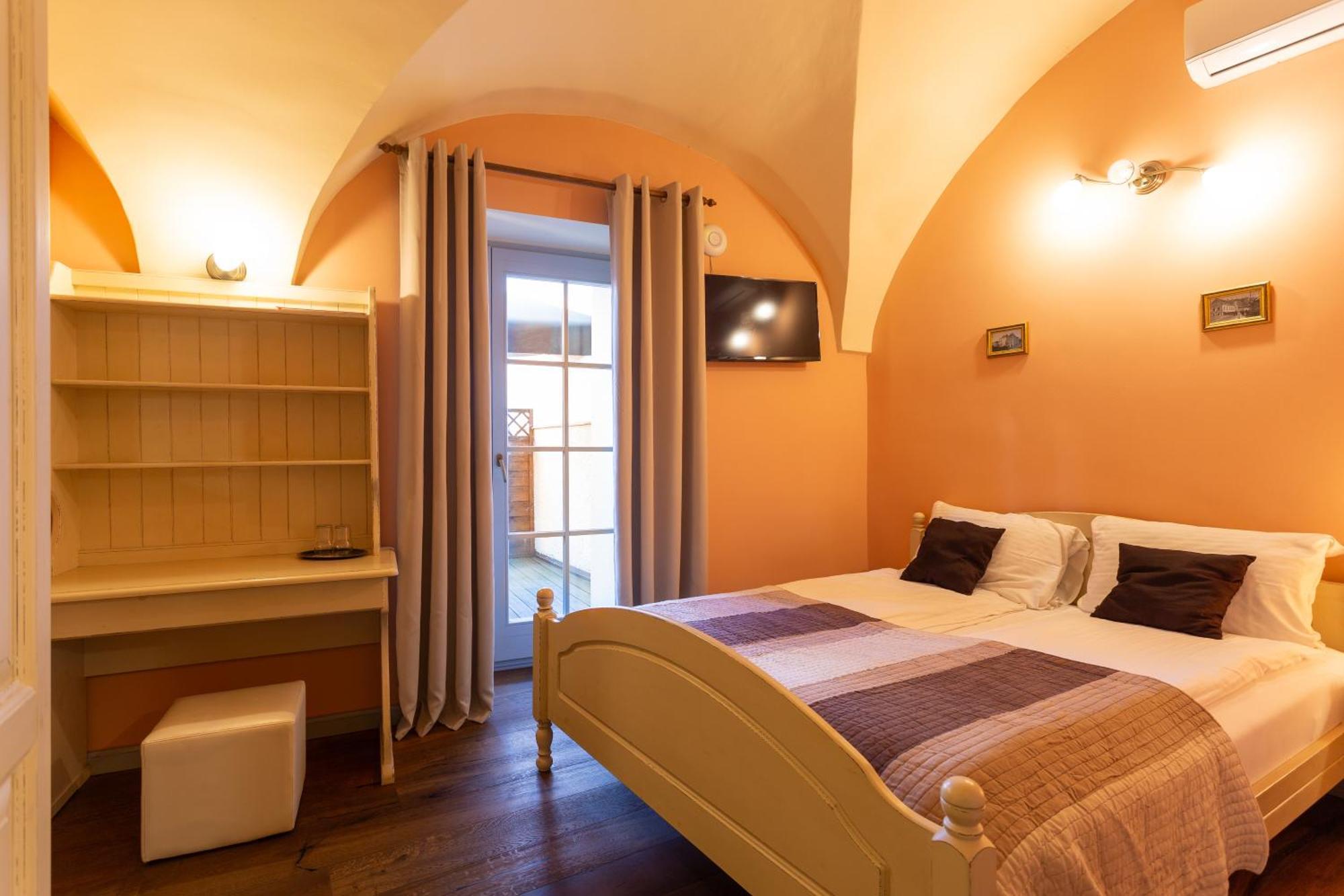 Patrick'S Pub Hotel Maribor Exterior photo